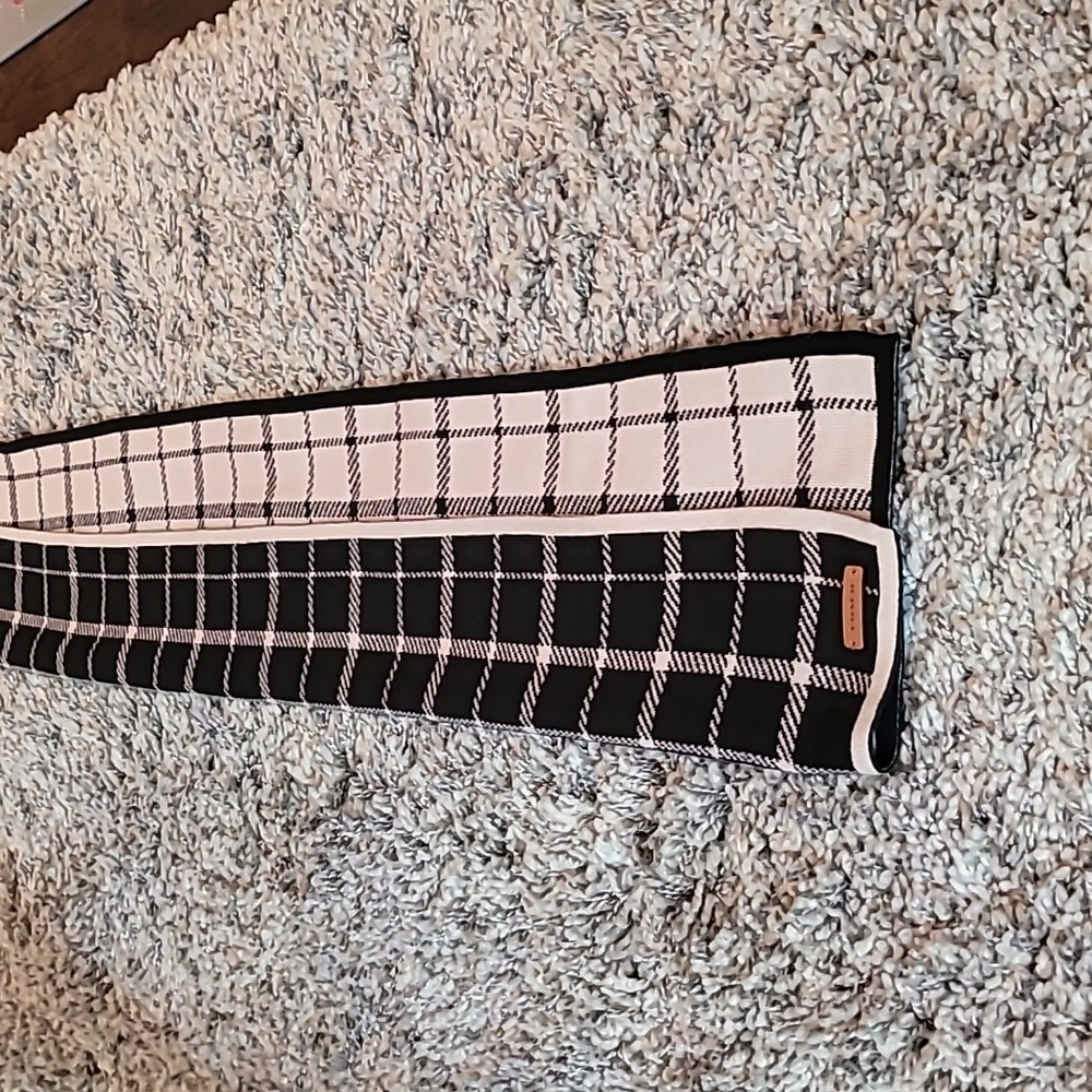 Coach Scarf - Picture 9 of 9